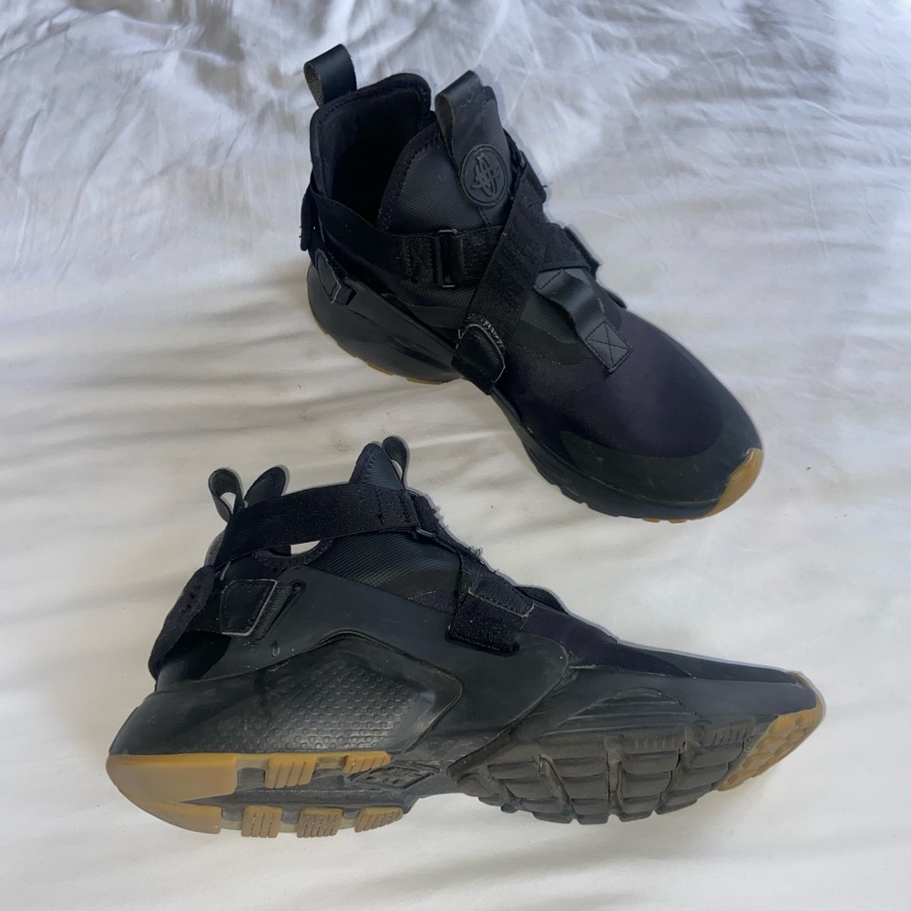 nike air huarache city black with gum sole. women’s size 10